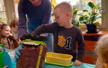 Dzieci sadzą kwiaty