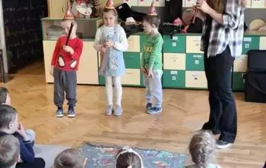 Dzieci grają na fletach 