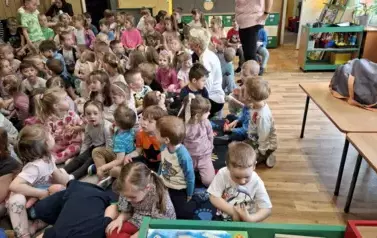 Dzieci słuchają o pracy leśniczego