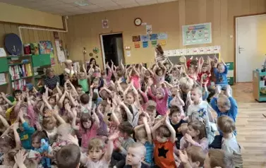 Dzieci słuchają o pracy leśniczego