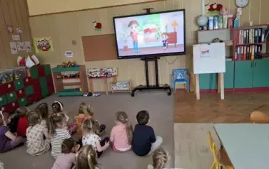 Dzieci słuchają i oglądają historii o Polsce
