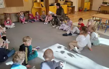 Dzieci słuchają czytanek o Polsce