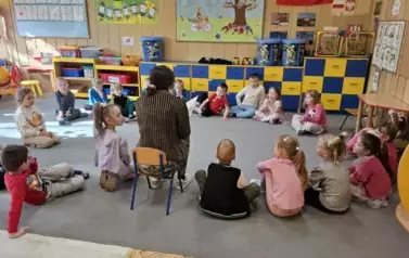 Dzieci słuchają czytanek o Polsce