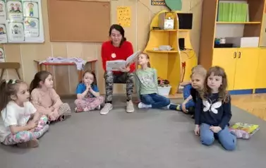 Dzieci słuchają czytanek o Polsce