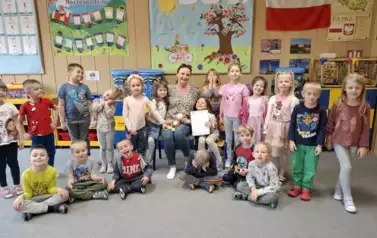 Grupa pozuje do wsp&oacute;lnego zdjęcia