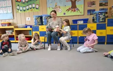 Mama Oli czyta dzieciom