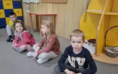 Dzieci słuchają czytanej bajki