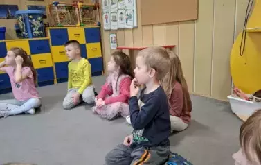 Dzieci słuchają czytanej bajki