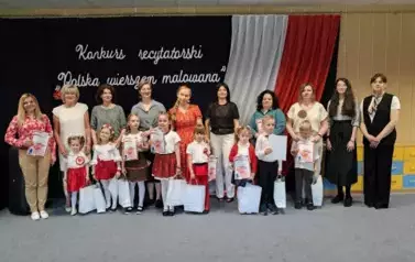 Zdjęcie grupowe uczestnik&oacute;w konkursu z prowadzącymi i jury