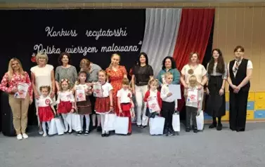 Zdjęcie grupowe uczestnik&oacute;w konkursu z prowadzącymi i jury