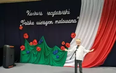 Chłopiec recytuje wiersz