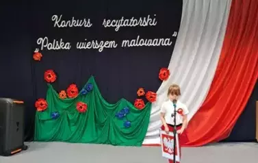 Dziewczynka prezentuje wiersz