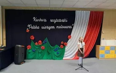 Dziewczynka prezentuje wiersz