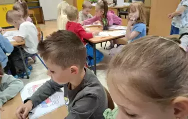 Dzieci podczas wykonywania pracy plastycznej 