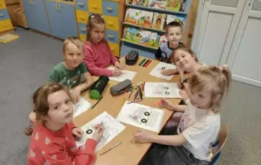 Dzieci podczas wykonywania pracy plastycznej 