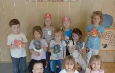 Dzieci pozują do grupowego zdjęcia 