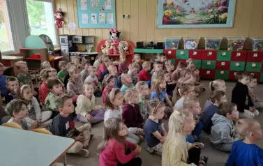 Dzieci oglądają film edukacyjny o strażakach 