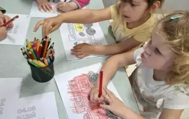 Dzieci podczas wykonywania pracy plastycznej 