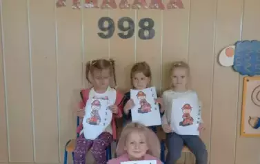 Dzieci pozują do grupowego zdjęcia 