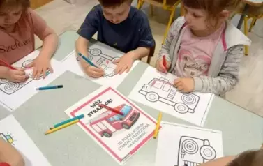 Dzieci podczas wykonywania pracy plastycznej 