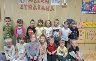 Dzieci pozują do grupowego zdjęcia 