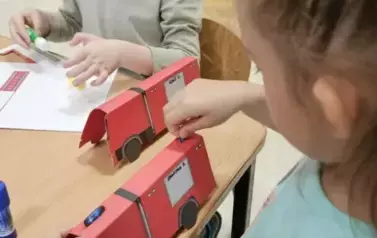 Dzieci podczas wykonywania pracy plastyczno-technicznej