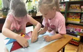 DZIEWCZYNKI PRZYKLEJAJĄ ELEMENTY PRACY