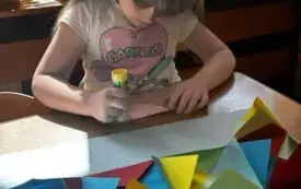 DZIEWCZYNKA PRZYKLEJA ELEMENTY PRACY
