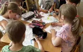 DZIECI MALUJĄ WG. KODU