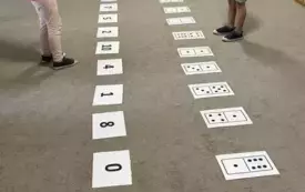 DZIECI GRAJĄ W DOMINO
