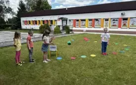 SŁONECZKA GRAJĄ W GRĘ PLANSZOWĄ W OGRODZIE PRZEDSZKOLNYM
