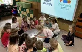ZADANIE 5. SENSORYCZNA MATEMATYKA - DZIECI SZUKAJĄ UCYFR UKRYTYCH W POJEMNIKU Z SOLĄ