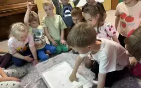 DZIECI SZUKAJĄ CYFR UKRYTYCH W POJEMNIKU Z CUKREM