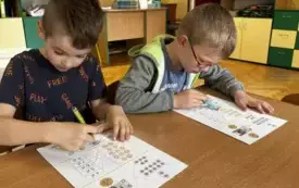 CHŁOPCY WYKONUJĄ KARTĘ PRACY - OBLICZENIA PIENIĘŻNE