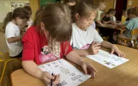 DZIEWCZYNKI WYKONUJĄ KARTĘ PRACY - OBLICZENIA PIENIĘŻNE