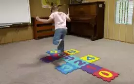 DZIEWCZYNKA GRA W KLASY.