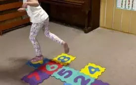 DZIEWCZYNKA GRA W KLASY