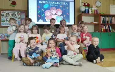 Dzieci z grupy Biedronek pozują do wsp&oacute;lnego zdjęcia