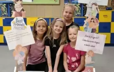 Dziewczynki z grupy Krasnali pozują do zdjęcia