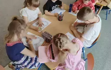 Dzieci z grupy Krasnali wykonują prace plastyczne