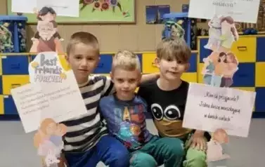 Chłopcy z grupy Krasnali pozują do zdjęcia