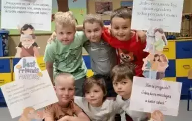 Chłopcy z grupy Krasnali pozują do zdjęcia