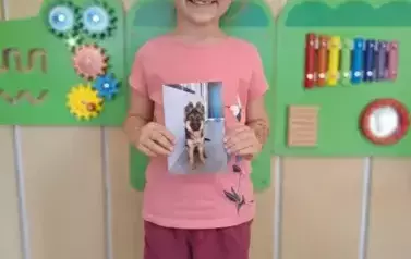Dziewczynka z grupy Motylk&oacute;w pozuje do zdjęcia