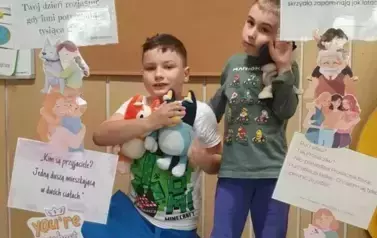 Chłopcy z grupy Słoneczek pozują do zdjęcia
