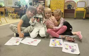 Dziewczynki z grupy Wiewi&oacute;rek pozują do zdjęcia