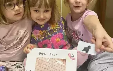 Dziewczynki z grupy Wiewi&oacute;rek pozują do zdjęcia