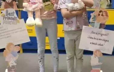 Dziewczynki z grupy Zajączk&oacute;w pozują do zdjęcia