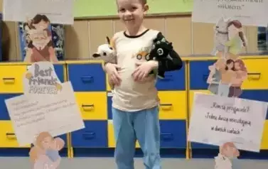 Chłopiec z grupy Zajączk&oacute;w pozuje do zdjęcia