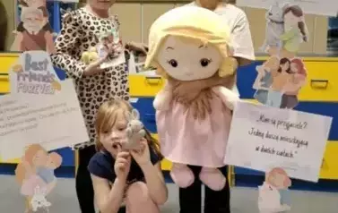 Dziewczynki z grupy Zajączk&oacute;w pozują do zdjęcia