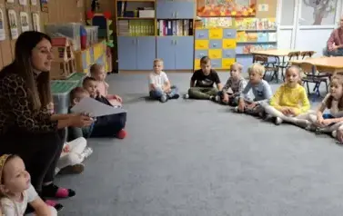 Dzieci siedzą w kole